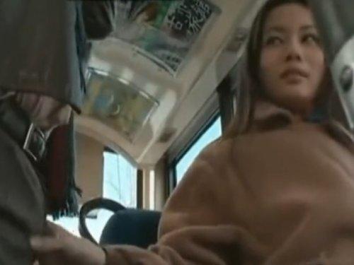 《ヘンリー塚本》バス車内で女のそばに立つ男!!! すかさずおチンチンに手を添える女www