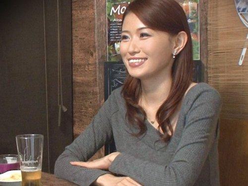 《人妻ナンパ》ボッチ呑みの美熟妻さん!! 「ボクのカラダ見たいでしょ❤!!」誘われてホイホイついて来るエッチな奥さんww