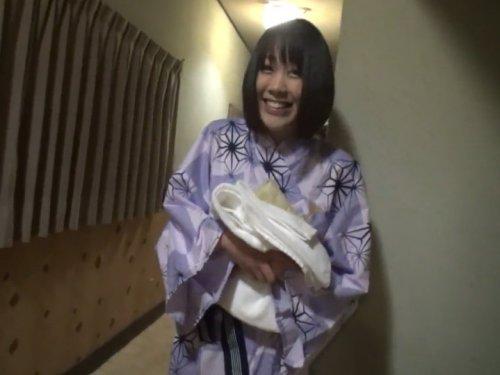 浴衣の似合う黒髪美人さん!!! 混浴でデカチンをマッタリ舐める温泉宿の浮気交尾www