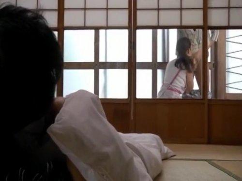 《熟女 おばさん》くやしいのぅ〜!!! 弟のデカチンしゃぶって大悦びの嫁を見つめる兄www