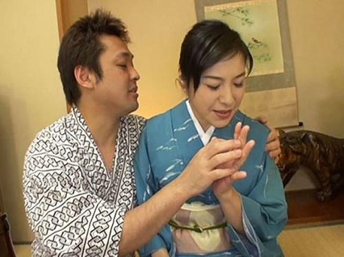 《五十路》高級旅館の仲居さんが豹変!!! やさしく愛撫されると猛発情して仕事抜きの淫乱プレイwww