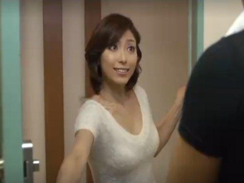 《人妻さん》お隣の美マダムは冴えない亭主に飽きていた!!! 若い男に迫られるとアッサリ受入れ自宅で濃厚ファックwww