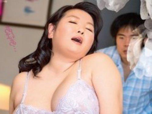 《五十路》息子は毎夜繰り返される母の自慰行為をこっそりのぞき見していた… www