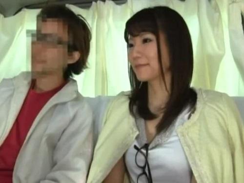 《人妻ナンパ》夫婦まとめて捕獲してエロサービス!!! しゃぶられる旦那見て猛発情の嫁もたちまちグショ濡れ大悶えwww