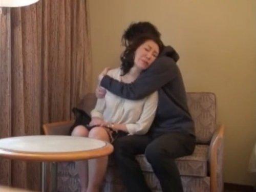 《人妻ナンパ》ホテルに連れ込まれて感激涙の奥様!!! デカチンはめ込み腰振りまくって大悦びwww