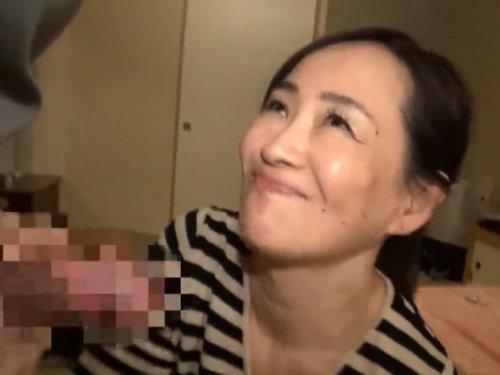 《五十路》「やっぱりおチンチン大好き…❤」☆亭主公認で他人棒を手コキとフェラでしっかり味わう美熟女www