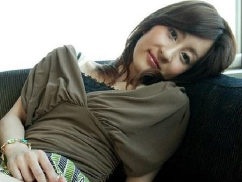 《人妻さん》お金があって子供もいて幸せ!!! でもセックスは家庭の外でするセレブな美人妻www