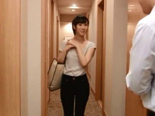 ホントにマッサージ師さんなの?? あまりにカワイ過ぎて美乳で我慢できんwww