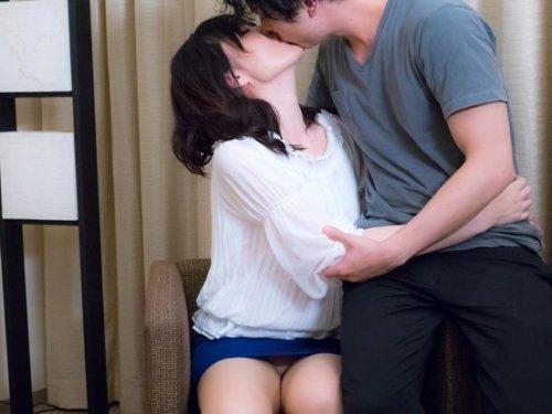 《熟女 おばさん》ご無沙汰熟女も金次第でイケメンとヤレる!!! デカチンに溺れる女の様子を隠し撮りwww