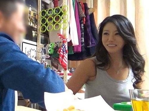 《熟女ナンパ》美熟女のおしゃぶりに堪らず勃起!!! フェロモンたっぷりに悶えるセックスをコッソリ撮影www