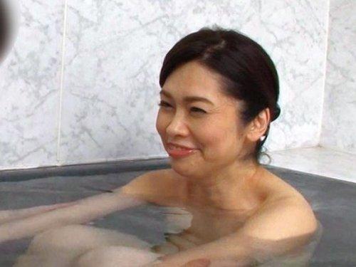 《五十路》1度ヤッたら止められない!!! 美熟女ママは息子の友だちに潮吹きアクメwww