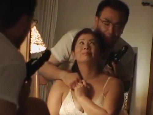 《熟女 おばさん》「なぁ今夜はコレ使おうぜッ!!」☆息子が外泊中にネットリ楽しむ仲良し夫婦www