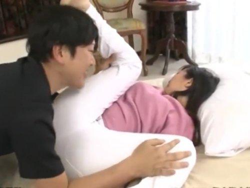 《人妻さん》白いレギンス脱がせてみたらご無沙汰オマ○コは既にグショ濡れwww