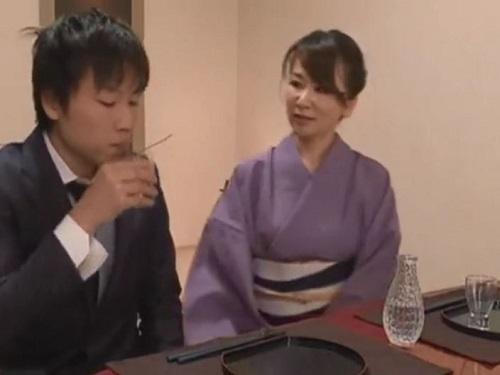 《五十路》料理の合間に熟れたカラダでお金とザーメン搾り取り!!! 美魔女な女将がもてなす料亭www