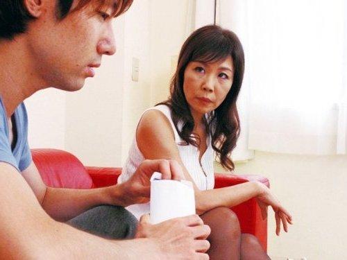 《五十路》借金まみれの義息につけ込み性欲満たす!!! 金貸すかわりにド淫乱交尾の近親相姦www