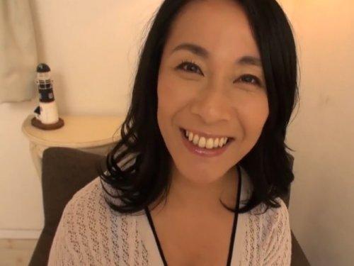 《人妻さん》嬉しくてたまらない!!! 若いチンポを求めるヤリマン妻が発情しまくりwww