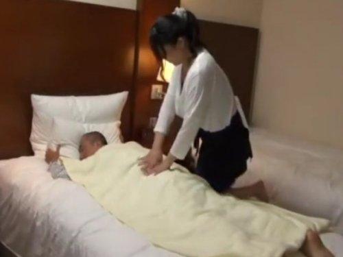 《熟女 おばさん》やって来たのは巨乳美熟女マッサージ師さん!!! 抱き心地バツグン美マダムとムリやり交尾www