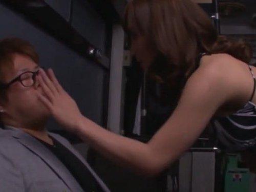 バス社内で眠りこけてる男の肉棒引っ張りだしてしゃぶり始める変態美女www