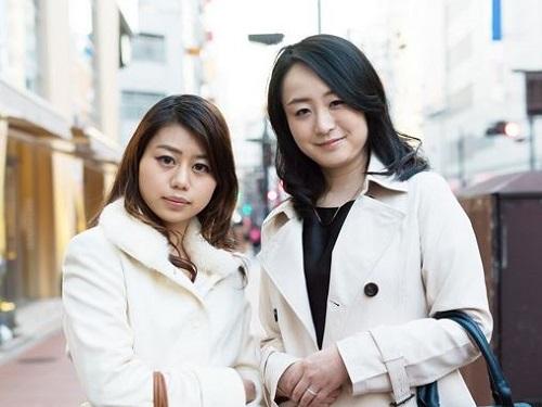 《人妻ナンパ》繁華街で買い物中の母娘をナンパ!!! エッチなアンケートでママを釣り上げたwww