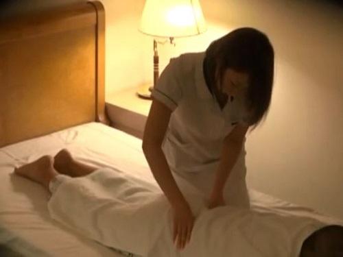 《人妻さん》隠しカメラで見る優しい出張エステさん!!! 誘われたらエッチなこともやっちゃいますwww