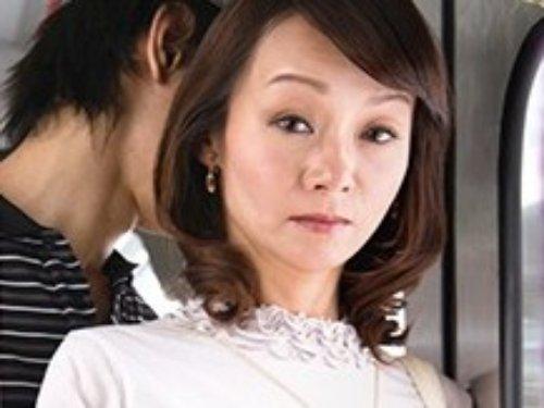 《五十路》痴漢に驚き悦ぶ美熟女おばさん!!! 欲情したカラダは肉棒ハメられ大悶えwww