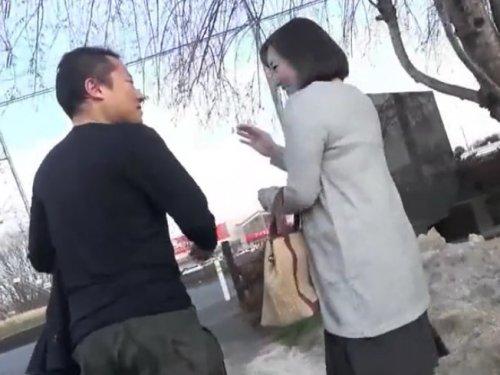 《五十路》おばさんナンパ!!! 「お綺麗てすね!!」の一言でホイホイホテルに付いて行っちゃう美熟女52歳www