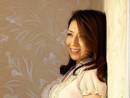 《人妻さん》「アラッ!! 思ってたよりイイ男❤」☆自宅に来た娘の彼氏にママは思わずニンマリwww