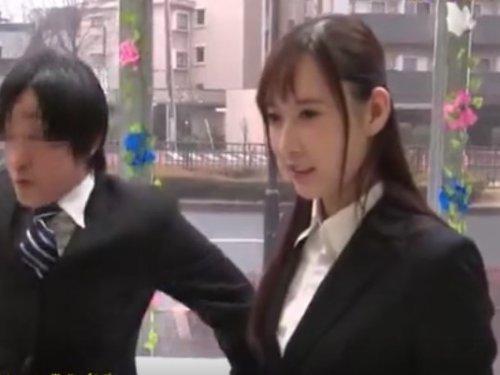 《マジックミラー号》先輩社員に生オマ○コで素股したら気持ちよすぎて…!!! 自ら馬乗り腰フリまくるドスケベ女子社員www