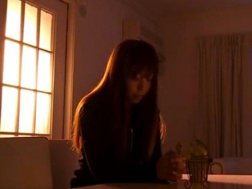 《人妻さん》旦那の後輩にムリムリハメ倒されて・・・。 悩める美人妻www