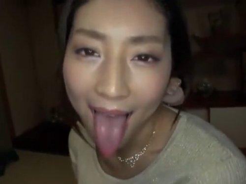 《フェラフェチ》美人お嬢がベログチョに肉棒舐めまわす恍惚顔がエロ杉www