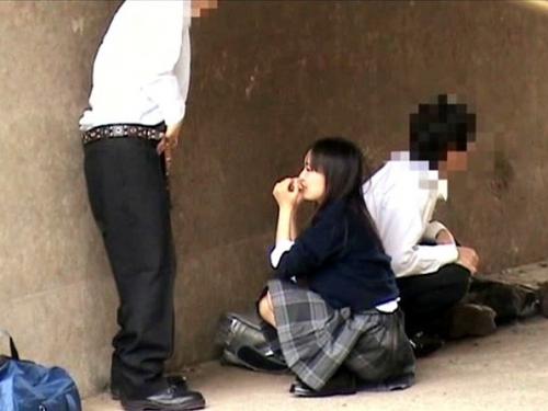 JKは実は野外でヤッていた!!! 隠れてコッソリしゃぶってハメッこしている女子校生を隠し撮りwww
