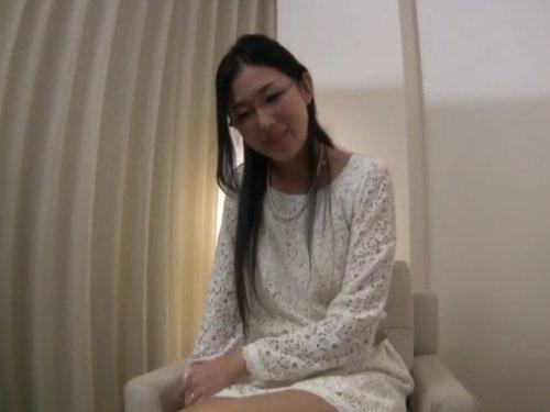 《人妻さん》メガネ美人のセレブマダム捕獲!!! スタイル抜群感度よすぎて指マンぐしょ濡れ奥にハメられ腰フリまくりwww