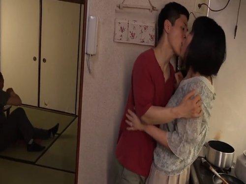 《五十路》居間で台所で寝室で…!!! オヤジに隠れてママとヤッちゃう絶倫息子の母子相姦www