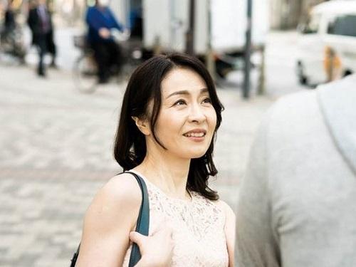 《熟女ナンパ》美熟女が未来ある若者をむりむりゲット!!! 溢れる性欲で若いチンポの味わいグルメwww