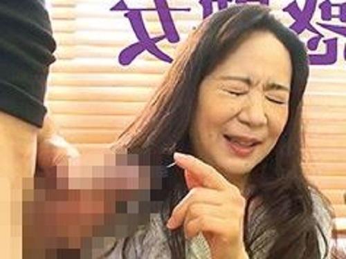 《センズリ鑑賞》五十路おばさんナンパしてセンズリ見てもらう!!! すぐさま大興奮でオナニー始めるエロ痴女www