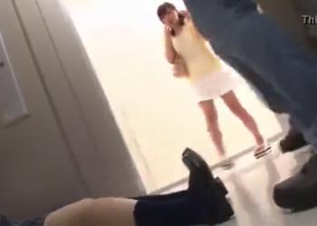 レイプ現場を目撃した人妻！美尻を叩かれ精子まみれのチンコを無理やりぶち込まれる！