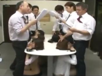 ヤバイやつ！女性社員を机に固定して喉奥までピストン！イラマチオ会議！