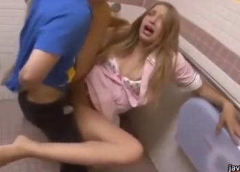 トイレで犯される外国美女！アメリカンまんこに中出し！