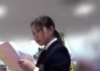【盗撮】純情そうな女の子☆期待通りの純白パンチラをＧＥＴ！！！