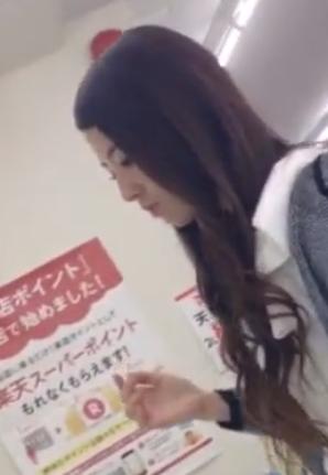 ド派手なパンツでキメちゃってる学生さんのパンチラ盗撮
