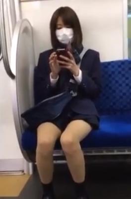 【 盗撮 】マスクJKを付け回して階段でパンチラGET！！！