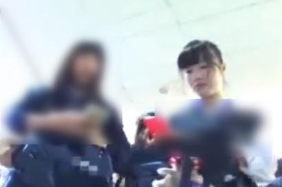 【 盗撮 】お団子頭の似合う美少女JKを逆さ撮り！！！