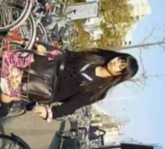 【 盗撮 】自転車に乗った純情そうな制服少女のおケツを逆さ撮り！！！