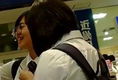 【 盗撮 】キャラ物パンツのウブそうなメガネ美少女を逆さ撮り！！！