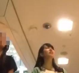 【 盗撮 】めちゃカワお姉さんのさわやかおケツを逆さ撮り！！！