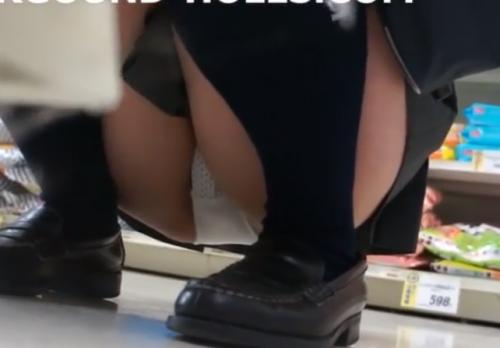 【 盗撮 】おパンツ丸出しの制服JK☆盗撮用カメラでのぞき放題！！！
