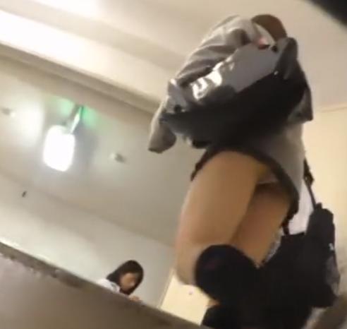 【 盗撮 】校舎の階段を上るJK☆男子の夢をローアングルカメラで撮影！！！