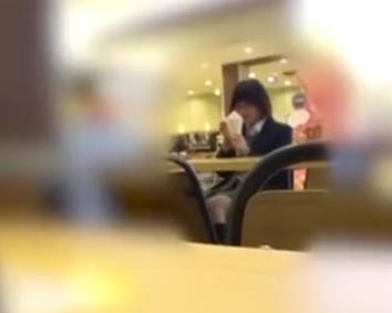 【 盗撮 】ぼっちで食事をする真面目そうなメガネ美少女の純白パンツを逆さ撮り！！！