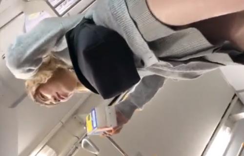 【 盗撮 】金髪美少女JKのスカートめくり☆可愛いおケツが丸見え！！！