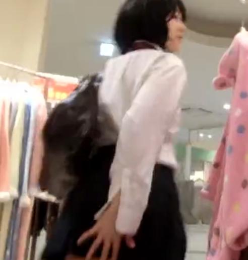【 盗撮 】お店の中で大胆すぎるすかーとめくり☆こりゃ大事になりそう！！